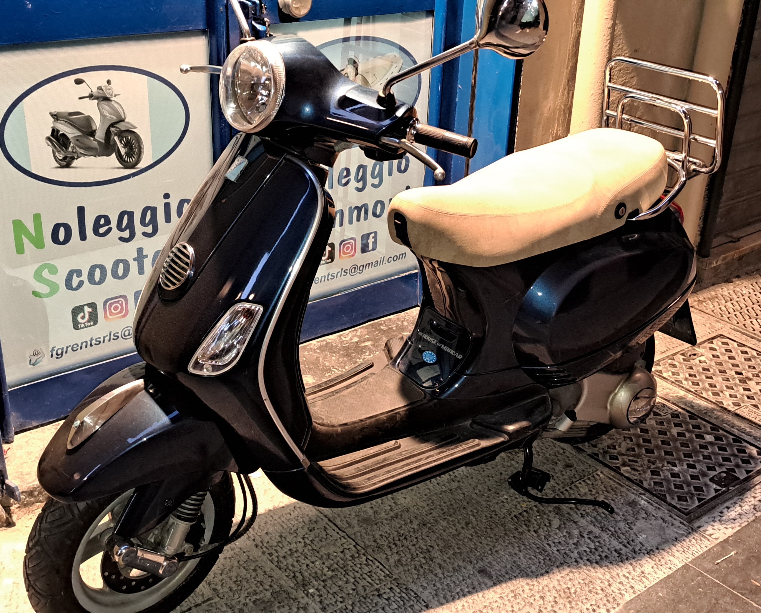 Noleggio Moto vespa lx 150 Napoli